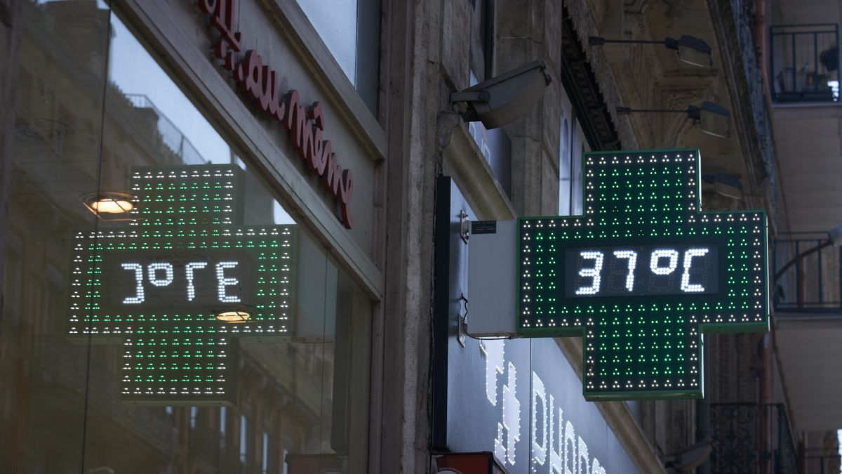 Światowa Organizacja Zdrowia (WHO) podaje, że optymalna temperatura przy pracy wynosi od 16 do 24 stopni Celsjusza. Na zdjęciu: termometr nad wejściem do apteki w Tuluzie (Francja) 15 czerwca 2022 r.