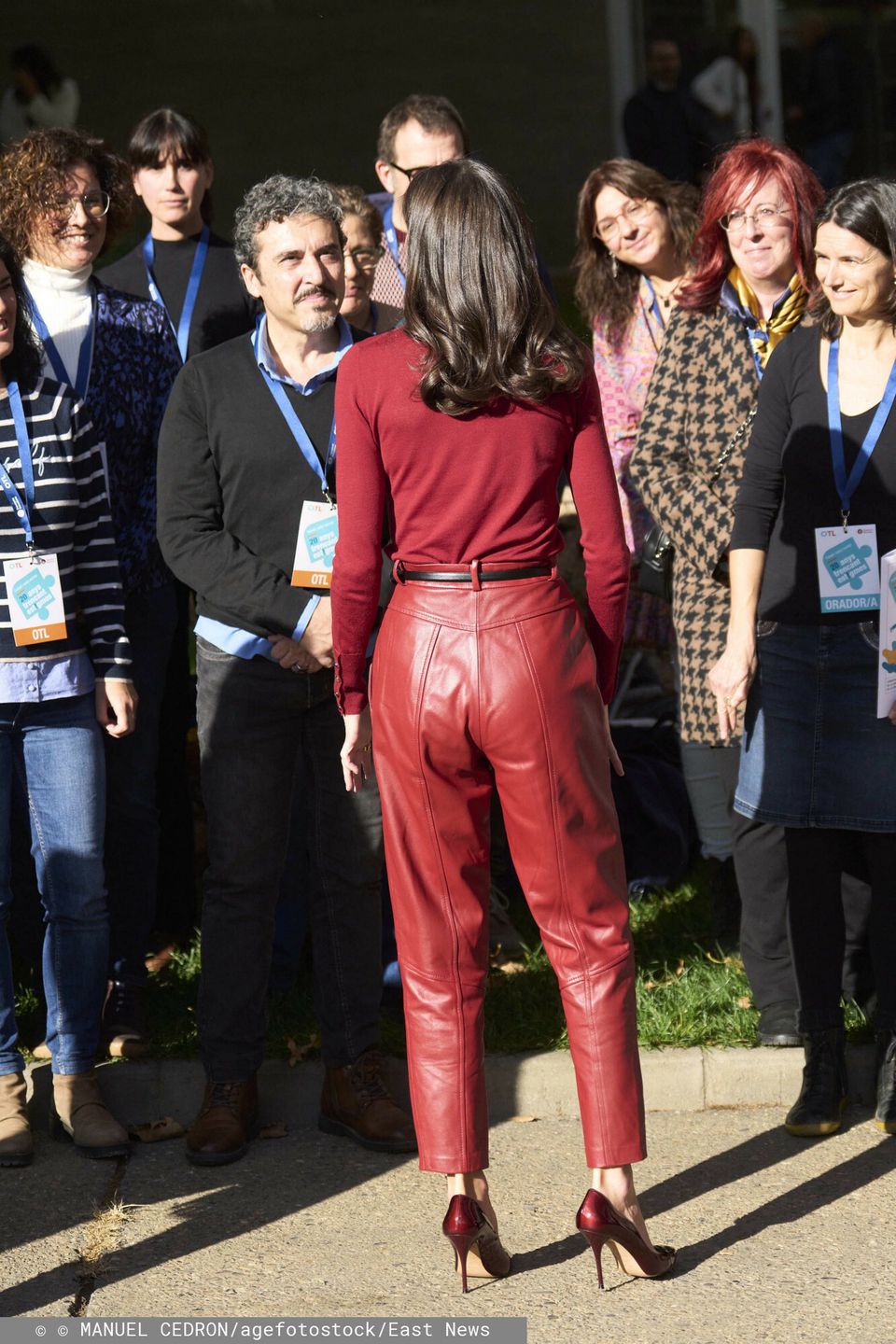 Czerwony total look ze skórą i dzianiną