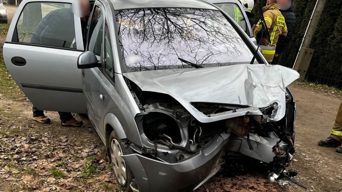 16-latek wjechał autem w drzewo