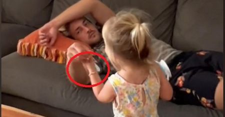 Córka podała mu test ciążowy. Niesamowita reakcja ojca