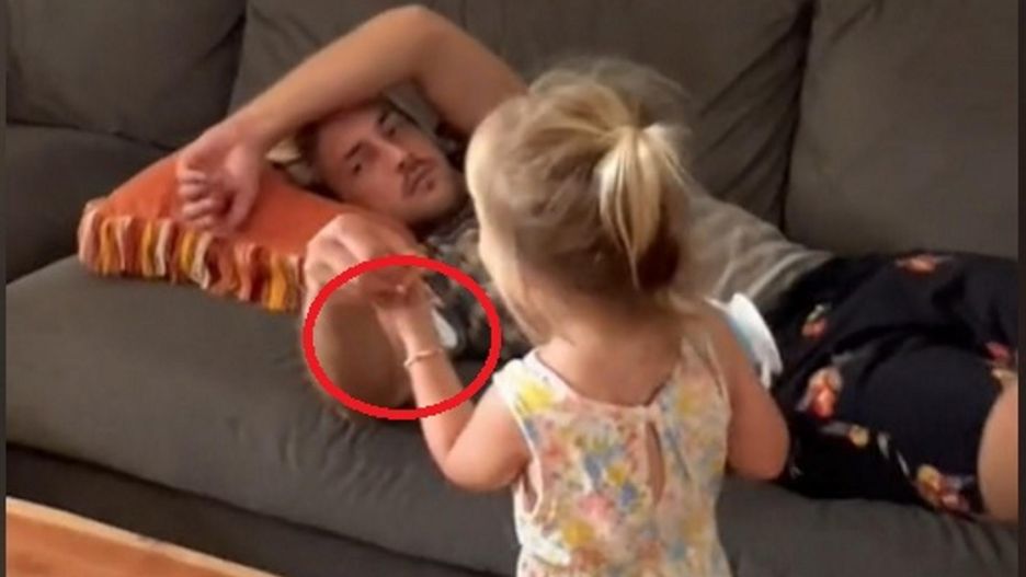 Leżał na kanapie, gdy nagle córka podała mu test ciążowy