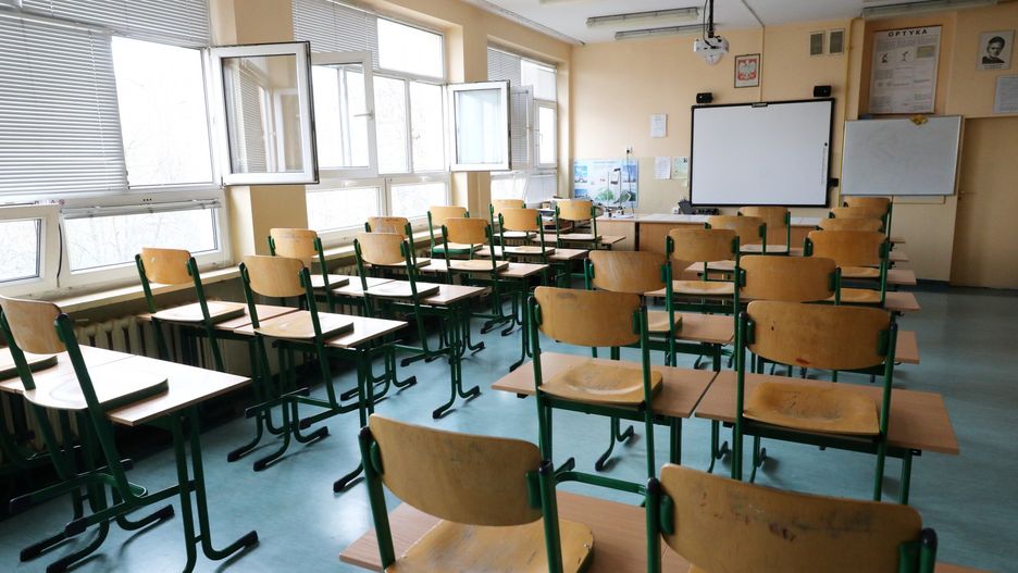 Epidemia koronawiursa – pusta sala lekcyjna