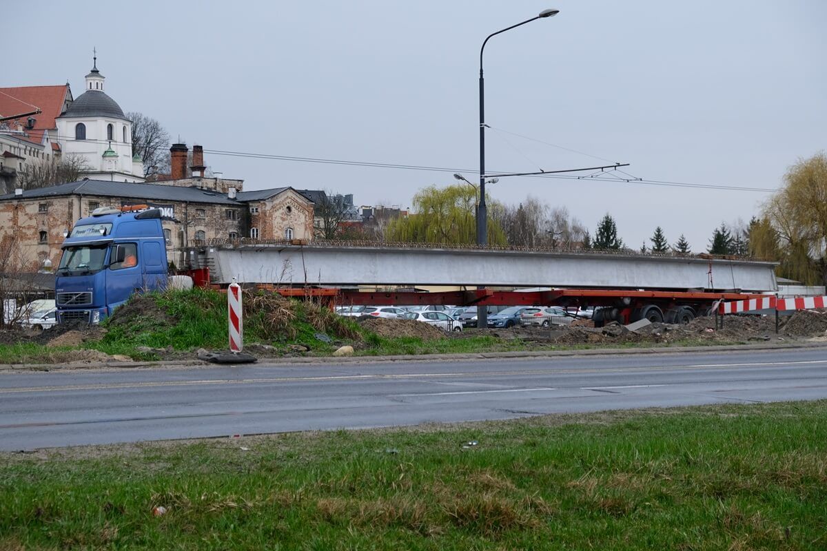 Betonowe belki nowego mostu oczekujące na rozładunek