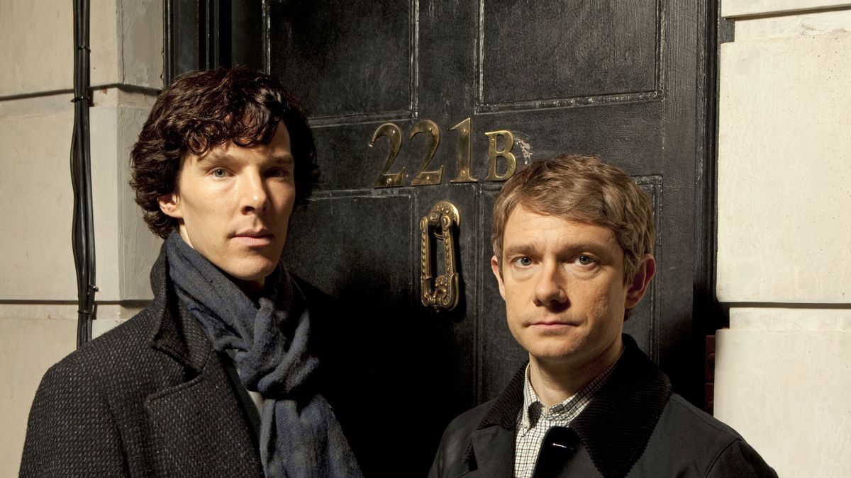 Osoby o wyższym ilorazie inteligencji w przypadku bardziej złożonych zadań myślą i podejmują decyzje dłużej niż ludzie mniej inteligentni, ale ich odpowiedzi częściej są poprawne. Na zdjęciu ilustracyjnym: Benedict Cumberbatch w roli Sherlocka Holmesa, słynącego z inteligencji detektywa, i Martin Freeman jako Doktor Watson