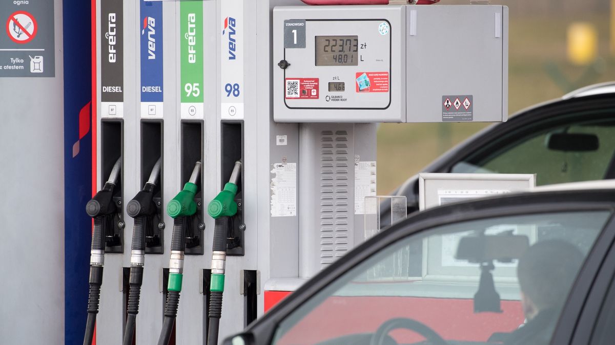 Ceny na stacjach rosną wraz z drożejącą ropą naftową.