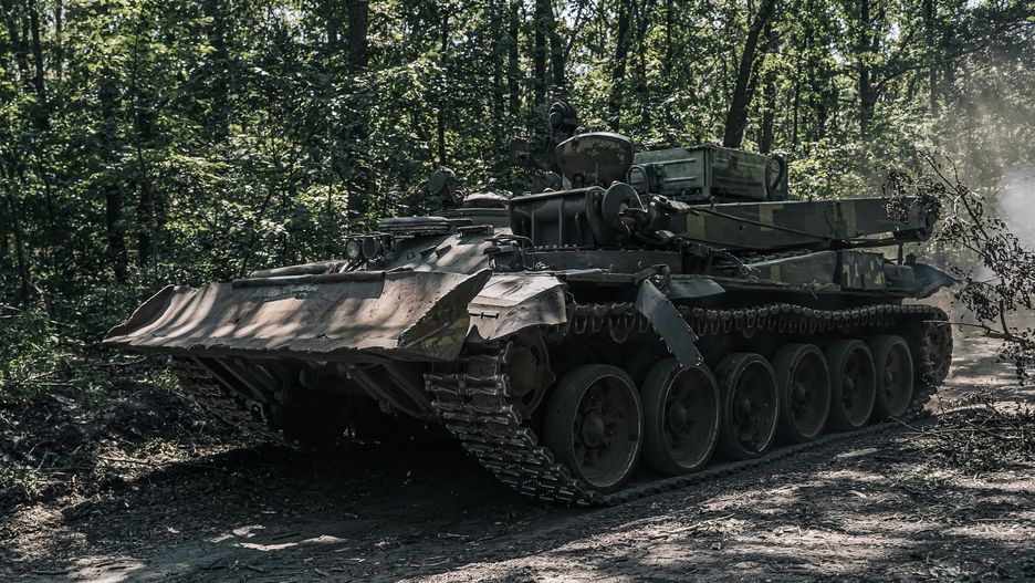 Ukraiński czołg nacierający na wroga