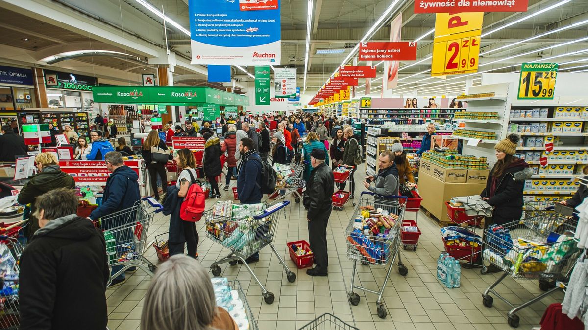 Rząd przywraca VAT na żywność. Wiemy, ile zapłacą za to Polacy