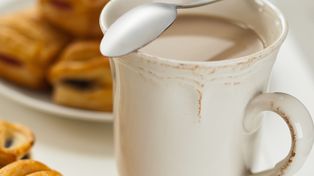 Jest łagodniejsza niż parzona i ma mniej kofeiny. Tak na twój organizm działa kawa rozpuszczalna