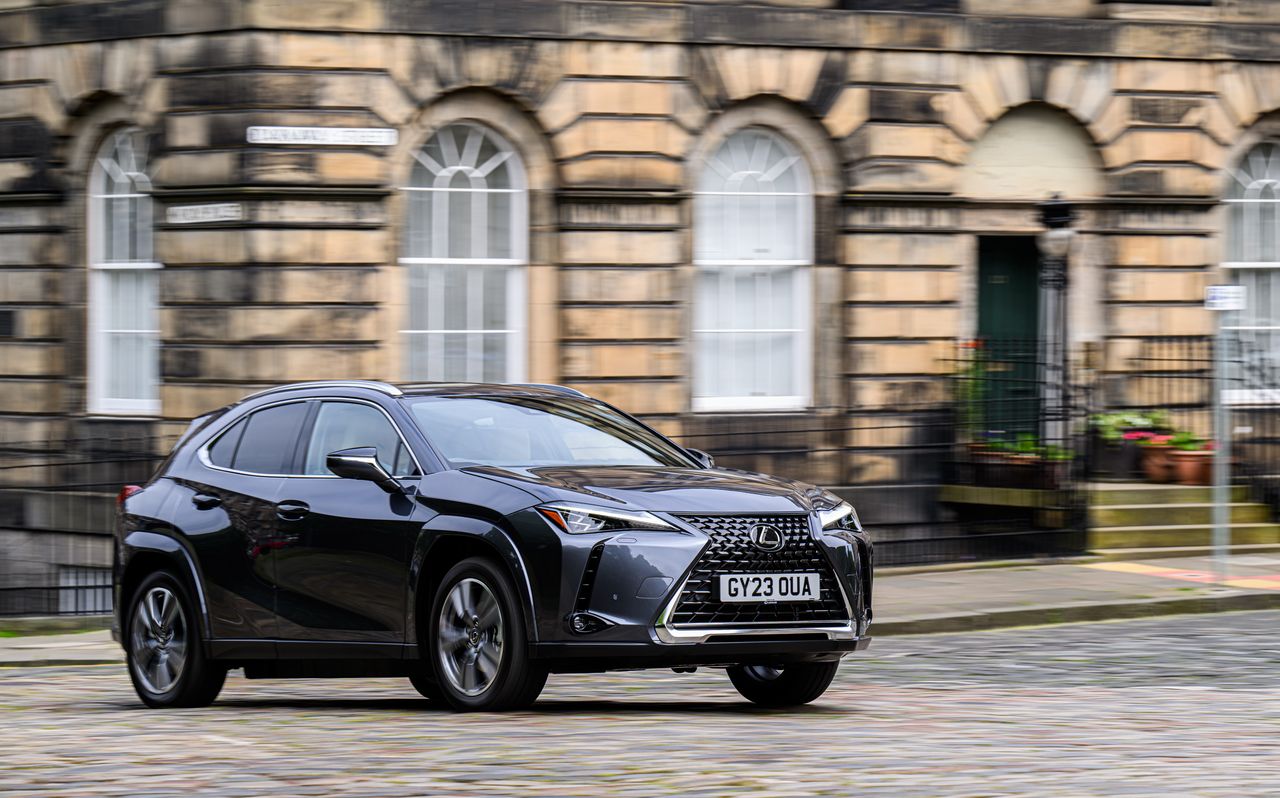 Elektryczny Lexus UX odświeżony. Większy zasięg i szereg poprawek