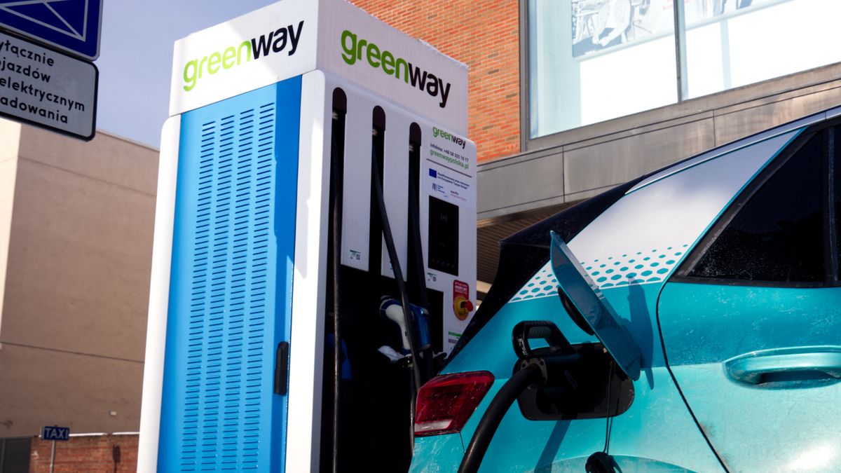 Ładowanie na stacjach takich jak ta, o mocy 90 kW, może być teraz droższe.