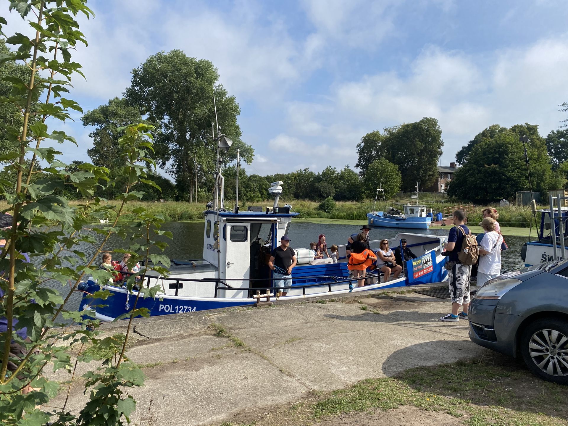 Kuter transportujący turystów na foki