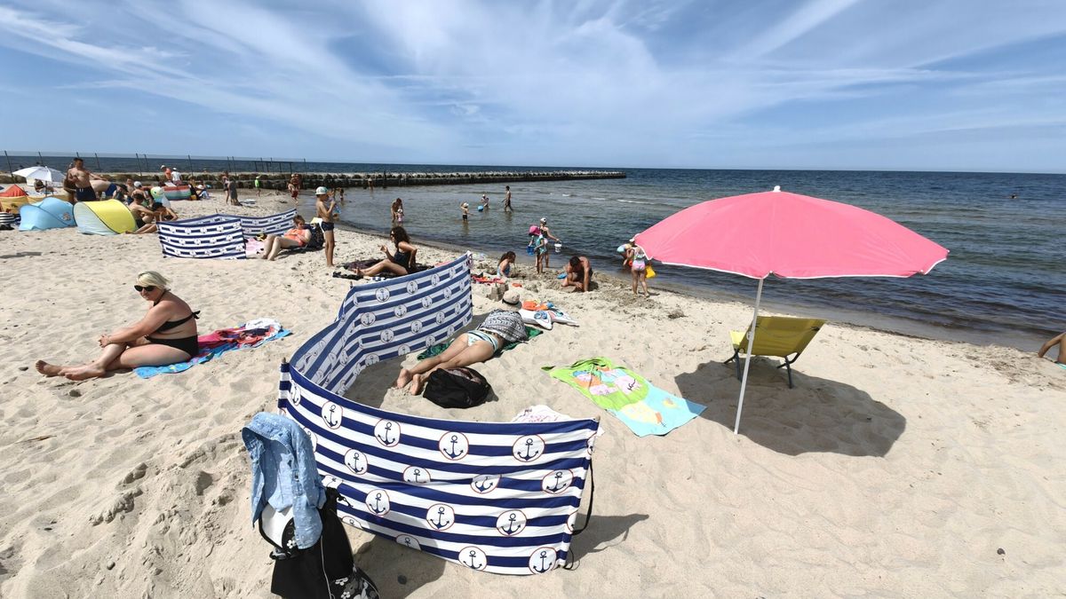 Polska Andrzej ZbranieckiFot. Andrzej Zbraniecki/East News, Ustka, 06.07.2023.  N/z: ludzie na plazy w Ustce.Andrzej Zbraniecki