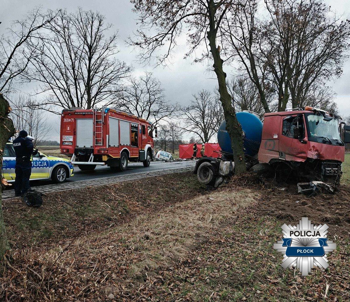 Tragiczny finał czołowego zderzenia pod Płockiem. Nie żyje jedna osoba