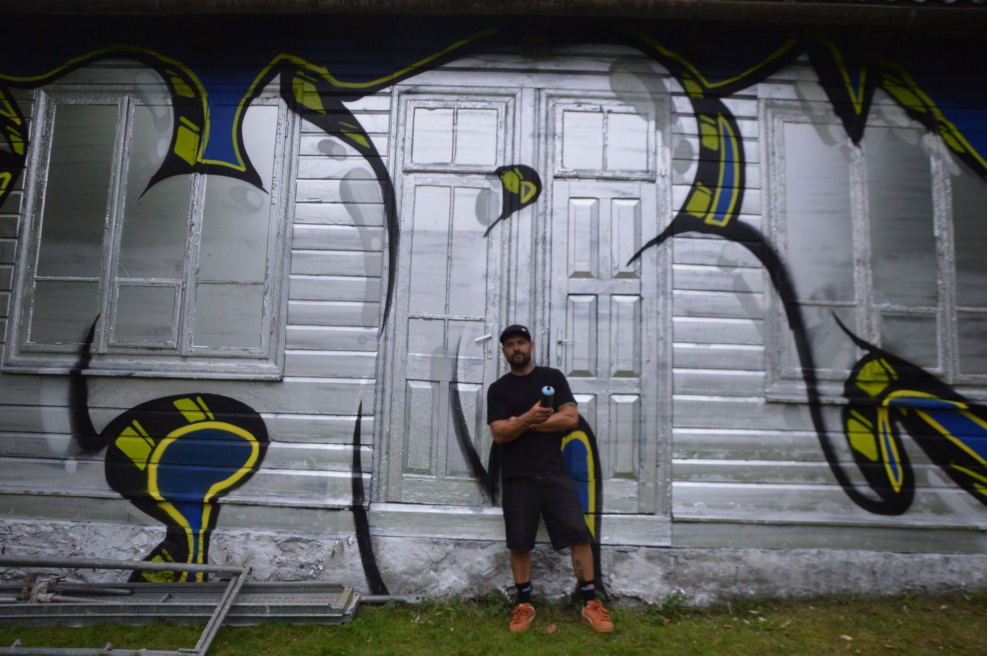 Podczas Graffiti Jam w Suchedniowie drewniany dom artysty Dawida Szlufika zmienił kolor na srebrny.