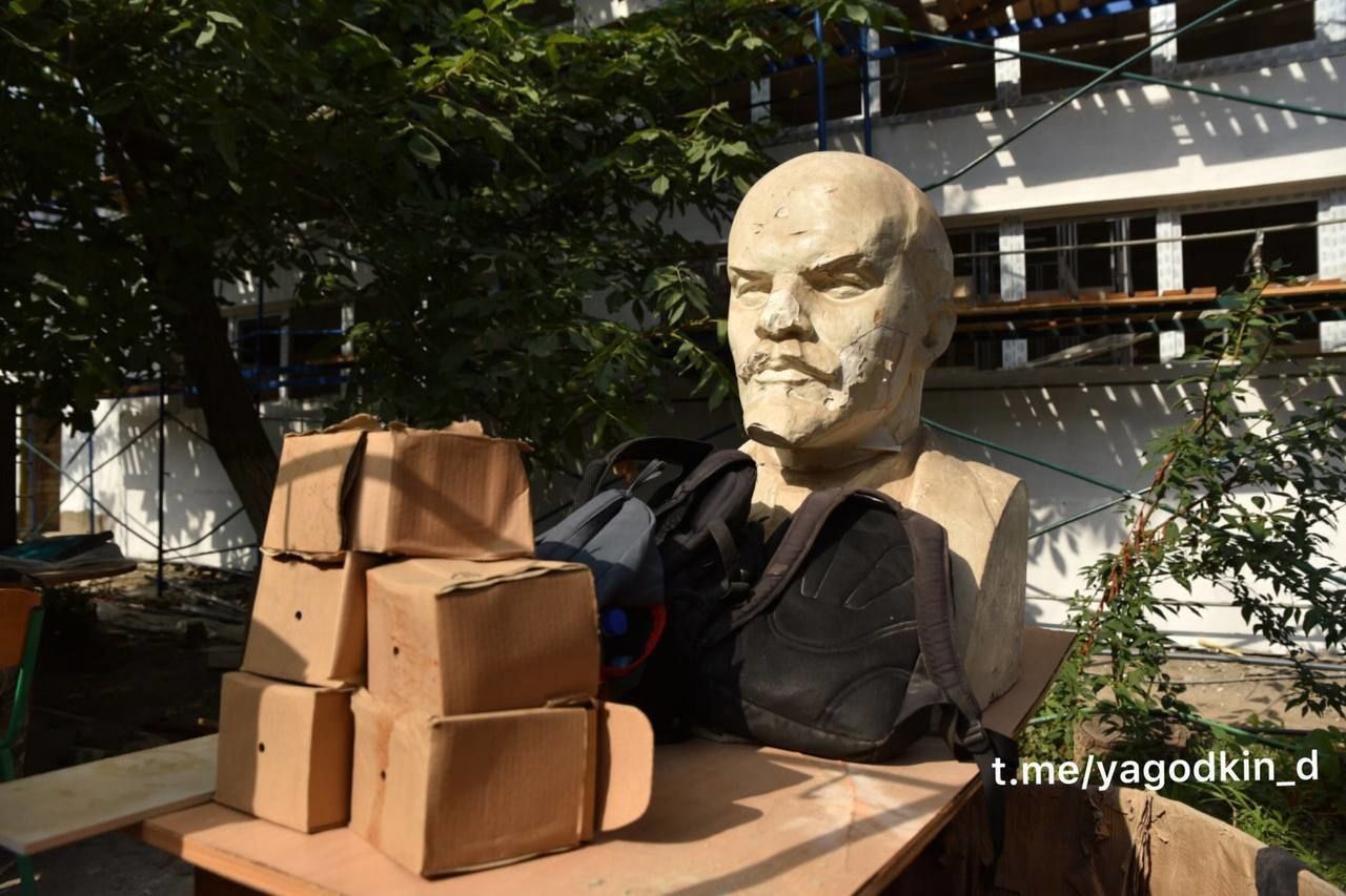 "Powrót do przeszłości" w Mariupolu. Popiersie Lenina i sowieckie filmy