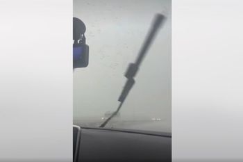 Ulewa na S3. Widoczność niemal zerowa. Nawałnice suną dalej