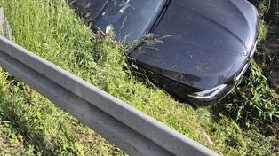 Policjanci jechali z konwojem, gdy zobaczyli BMW w rowie. Natychmiast ruszyli z pomocą