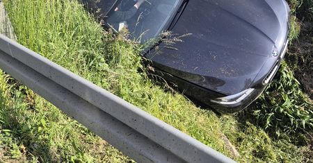 Policjanci jechali z konwojem, gdy zobaczyli BMW w rowie. Natychmiast ruszyli z pomocą