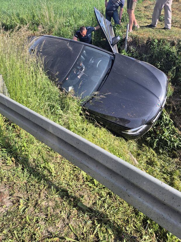 Policjanci jechali z konwojem, gdy zobaczyli BMW w rowie. Natychmiast ruszyli z pomocą