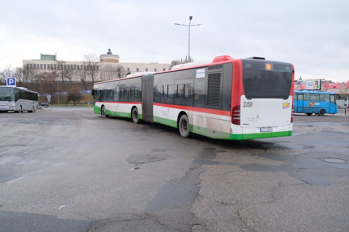 Agresywna kobieta terroryzowała pasażerów autobusu linii 18. Pasażerka: „Mówiła żebym wypie****lała i zaczęła wyzywać”