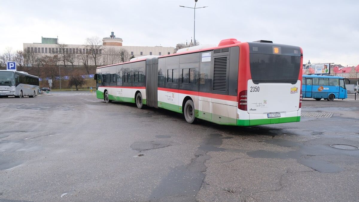 Autobus przegubowy na linii nr 18 skracający trasę przez ul. Cerkiewną