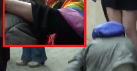 Zapłakana staruszka podeszła do aktywistki LGBT. Ucałowała jej stopę?