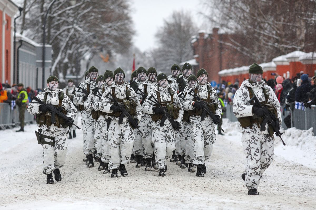Żołnierze Fińskich Sił Zbrojnych podczas parady z okazji Dnia Niepodległości w mieście Hamina. Zdjęcie ilustracyjne