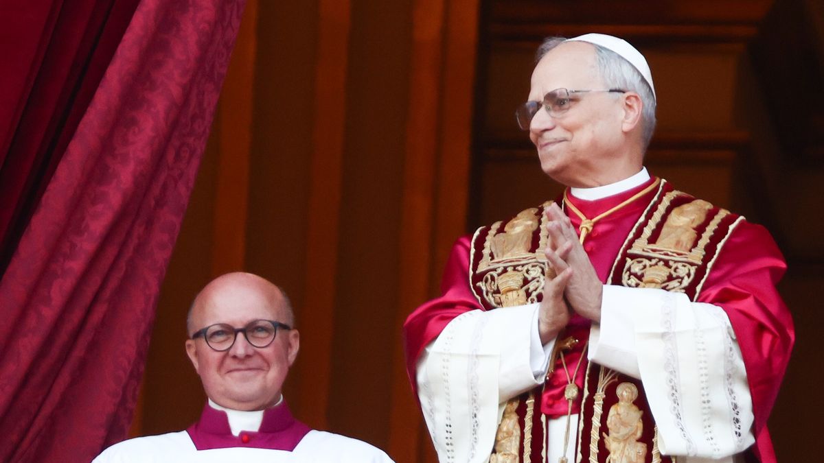 Rzym, Włochy, 08.05.2025. Wybrany na papieża kardynał Robert Prevost (P) ukazał się wiernym, gromadzonym w oczekiwaniu na wyniki konklawe na placu św. Piotra w Rzymie, 8 bm. Nowy papież przyjął imię Leon XIV. (amb) PAP/Art Service