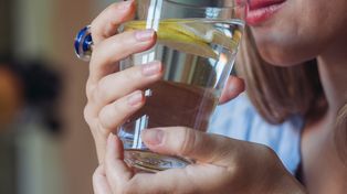 Już nie dwa litry wody dziennie. Naukowcy mówią jasno