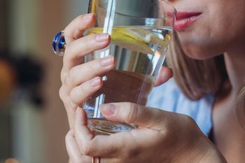 Już nie dwa litry wody dziennie. Naukowcy mówią jasno