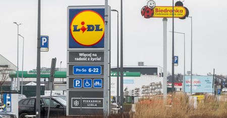 Polacy wkurzeni na Biedronkę i Lidla. Na to skarżą się do UOKiK