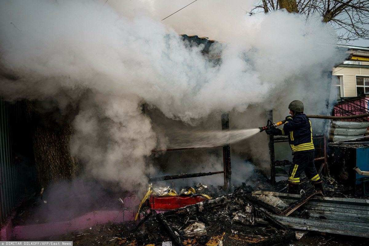 Strażak gasi pożar sklepu po ostrzale Chersonia 
