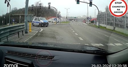 Policjanci z Lublina się nie popisali. Najpierw wjechali na czerwonym, potem zamierzali jechać pod prąd [WIDEO]