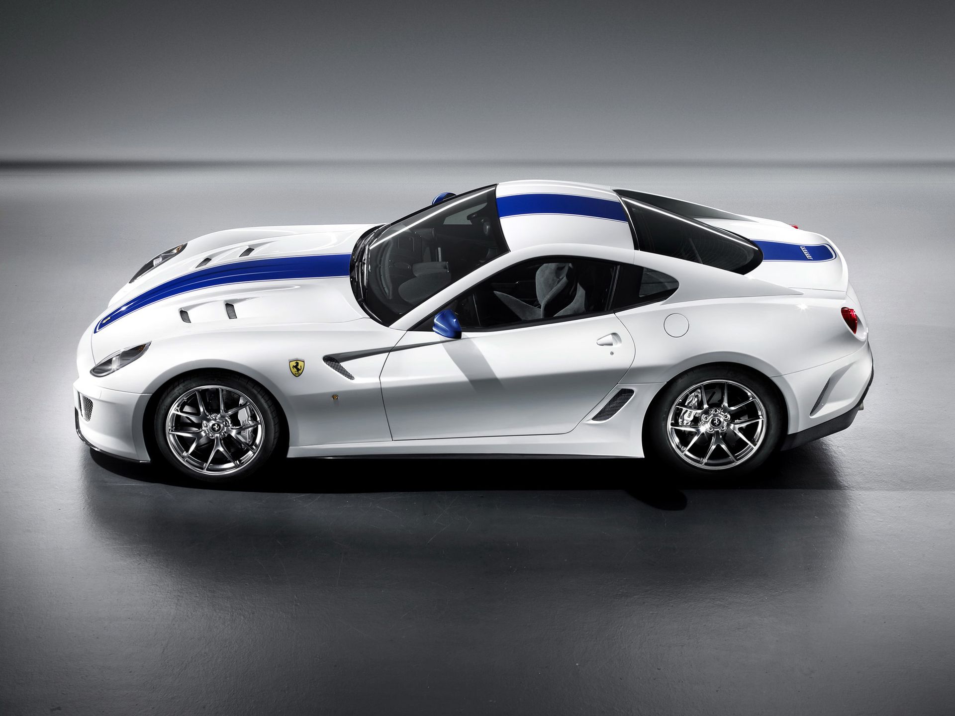 Który wóz wygląda lepiej - 599 GTO czy nowe i agresywne F12tdf?