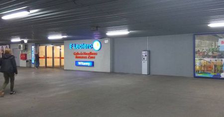 Tutaj już nie zaparkujesz za darmo. E.Leclerc przy ul. Zana wprowadza opłatę za parkowanie