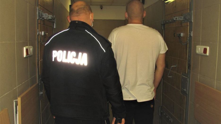 Mazowieckie. Policjant z zatrzymanym mężczyzną