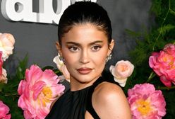 Siostry Jenner spacerowały po ulicach Colorado. Kylie swoją stylizacją zwracała na siebie uwagę