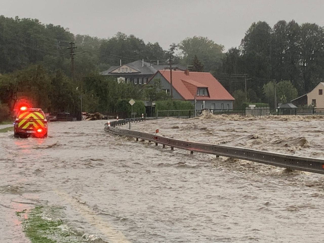 Dramatyczne sceny w Czechach. Poszukiwania ludzi w rzece, ewakuacja szpitala