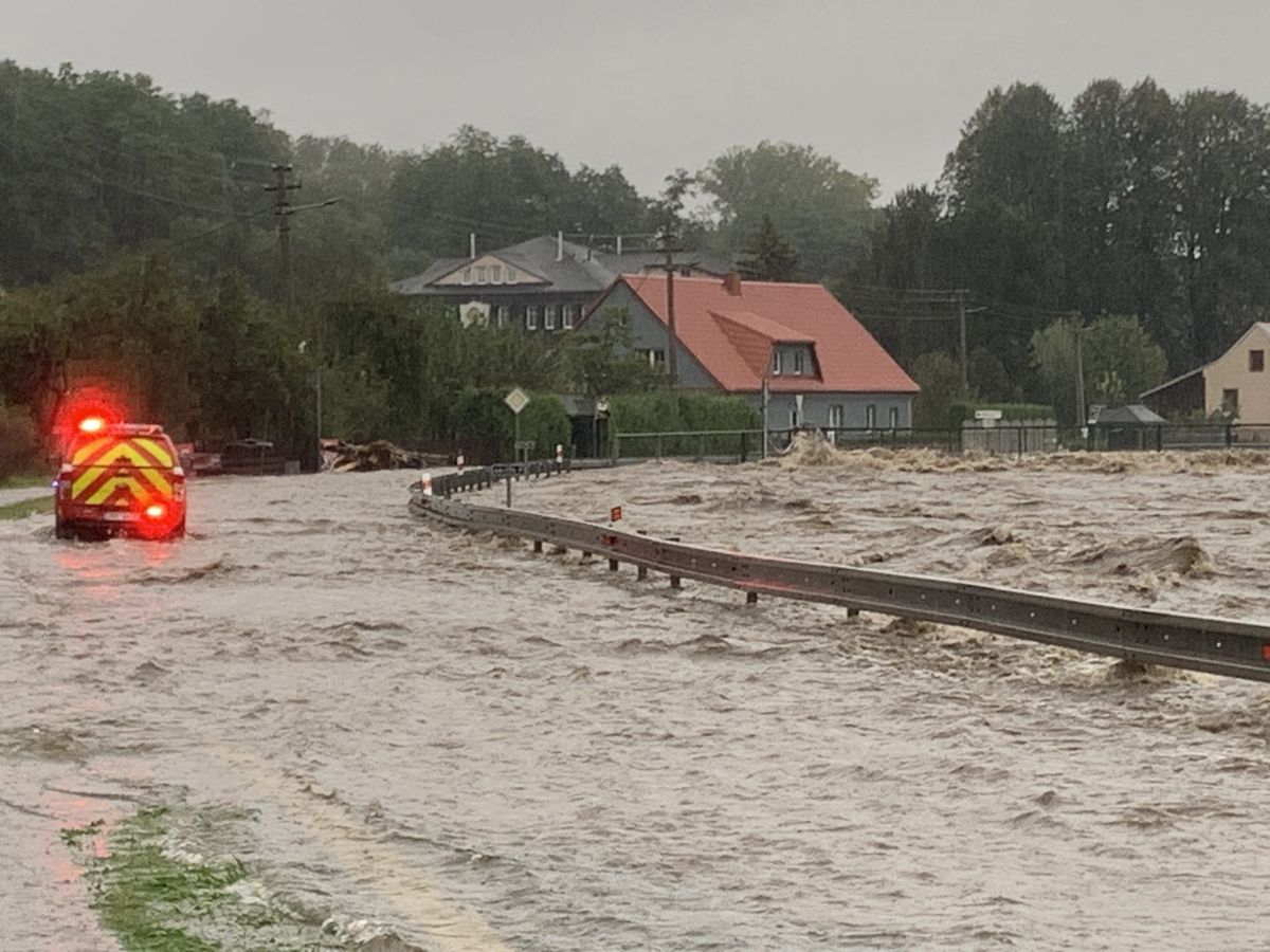 czechy, ewakuacja, szpital Dramatyczne sceny w Czechach. Poszukiwania ludzi w rzece, ewakuacja szpitala