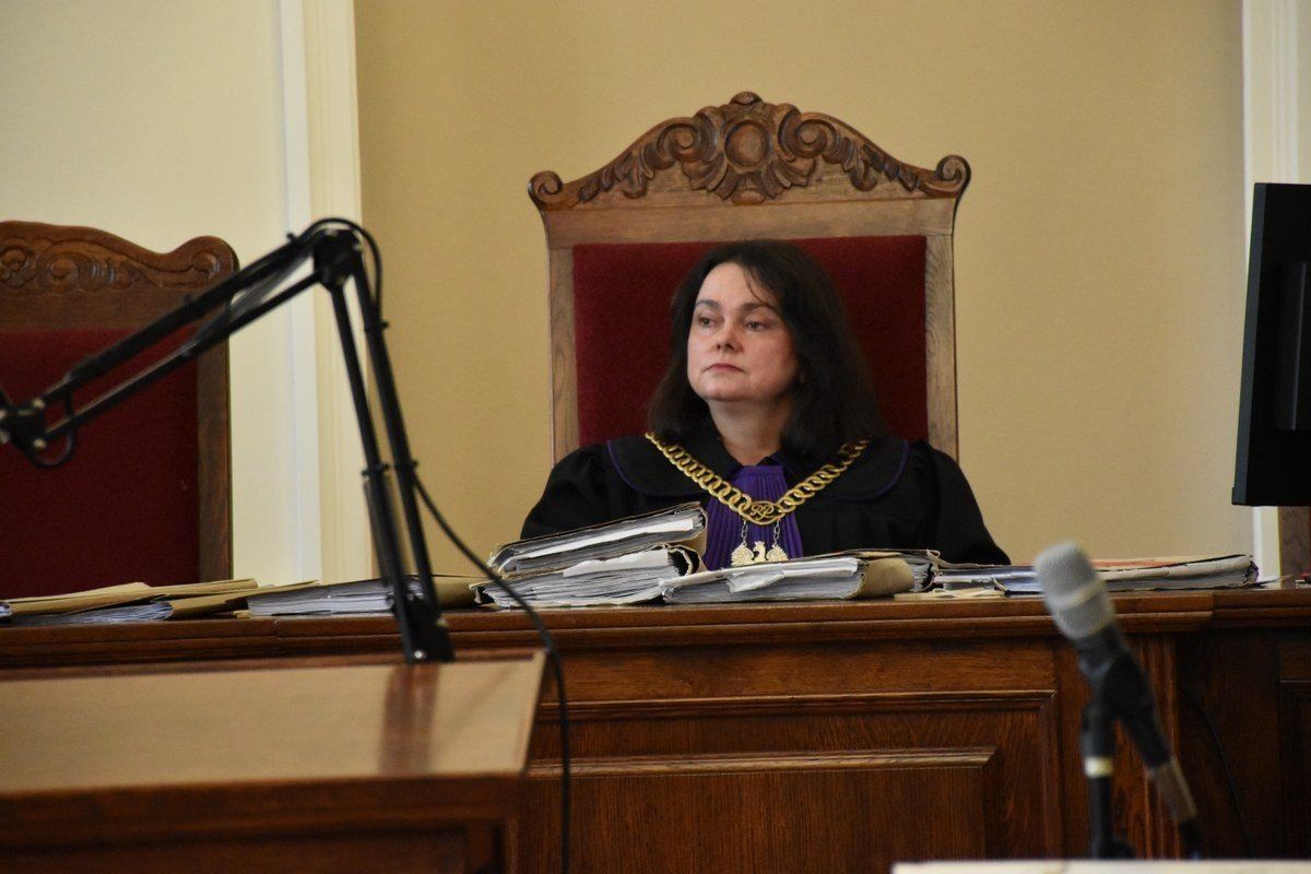 31.03.2025 r. ruszył proces w sprawie śmiertelnego pobicia przed dyskoteką we Wtórku w powiecie ostrowskim. Na ławie oskarżonych zasiadło trzech młodych mężczyzn