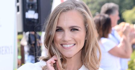 Agnieszka Kaczorowska w zwiewnej sukience z popularnej sieciówki. Ten model to hit jesieni