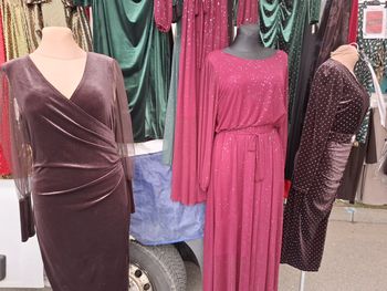 Rzeszów: W niedzielę na giełdzie przy ul. Dworaka spory wybór sukienek wieczorowych. Zobacz zdjęcia