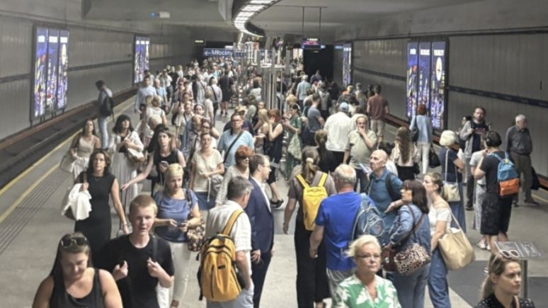 Tłumy podróżnych na stacji Metro Politechnika