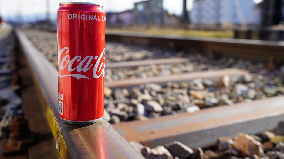 Wrocław. Wybili mu szybę z powodu Coca-Coli. Policja szuka złodzieja