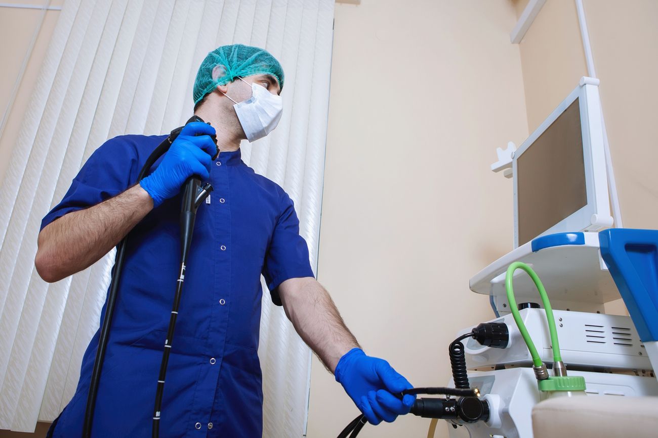 Biegunki mogą wynikać także z chorób układowych, jak choroba Leśniowskiego-Crohna