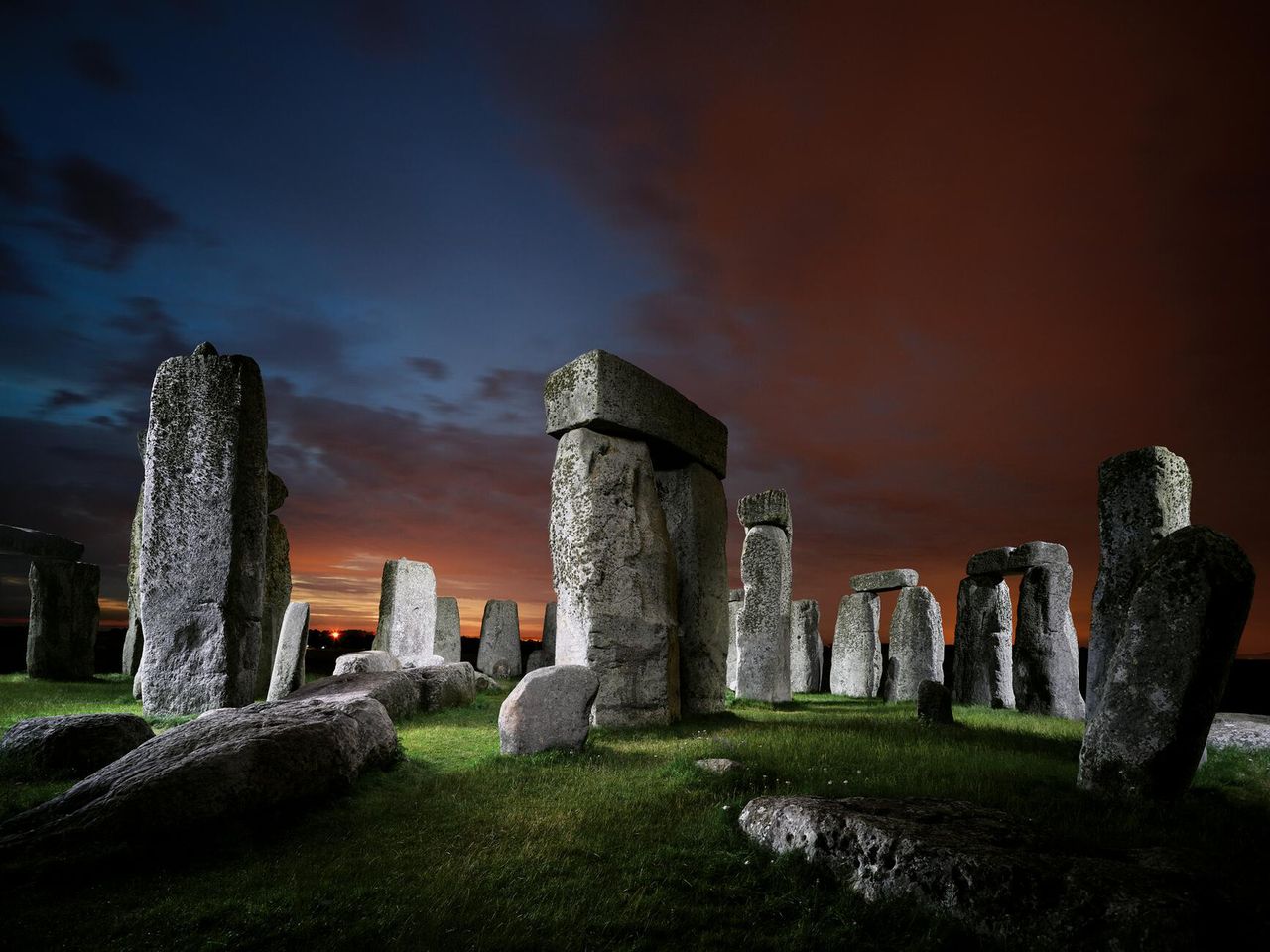 24.07.2021 r., Wiltshire, Anglia. Kamienny krąg Stonehenge podczas konserwacji, która ma uchronić go przed rozpadaniem.