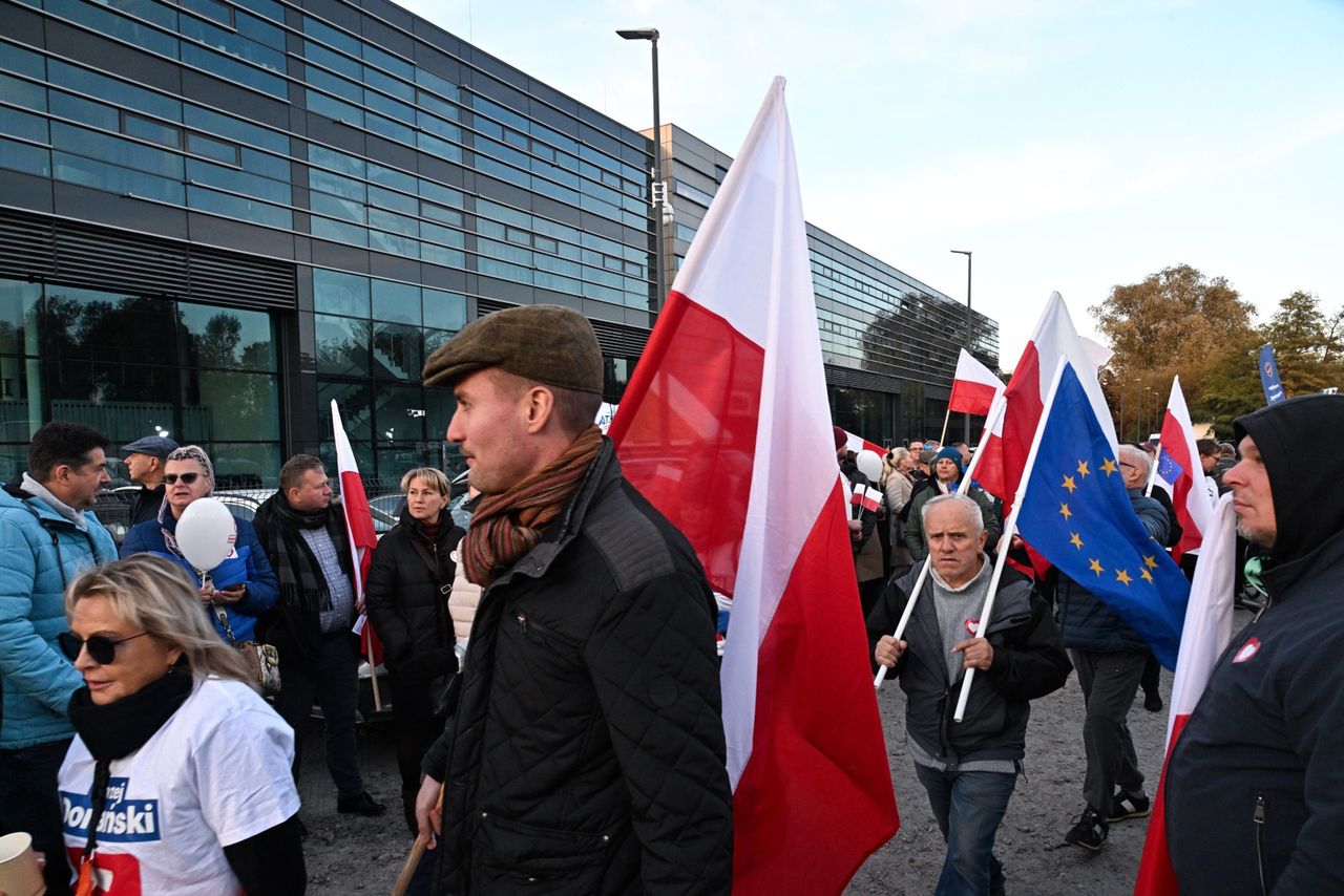 Tłumy w trakcie debaty