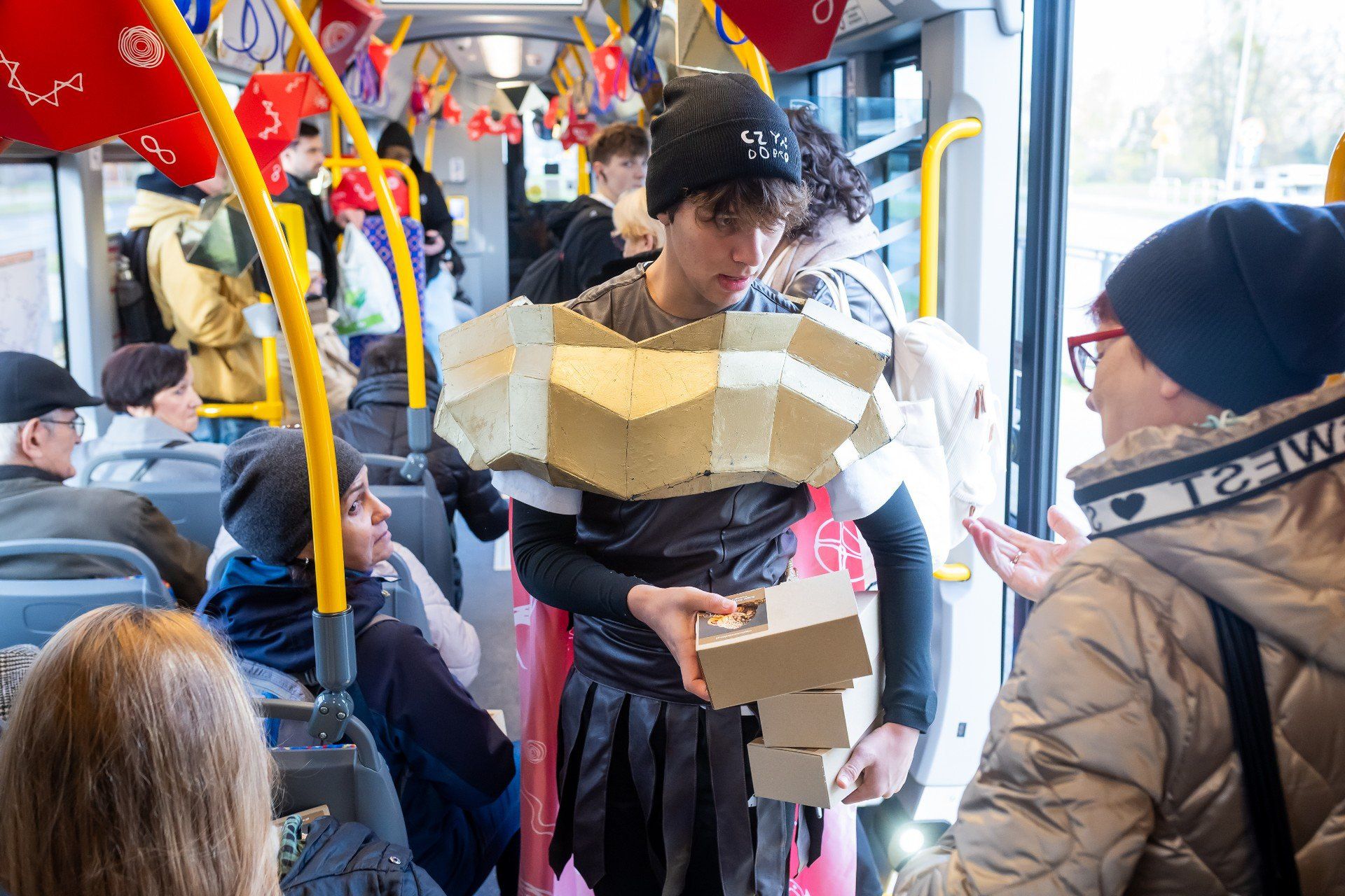 W Bydgoszczy rogale rozdawano w tramwaju linii nr 9.