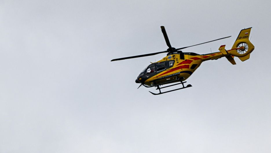 Ranny policjant został przetransportowany do szpitala śmigłowcem