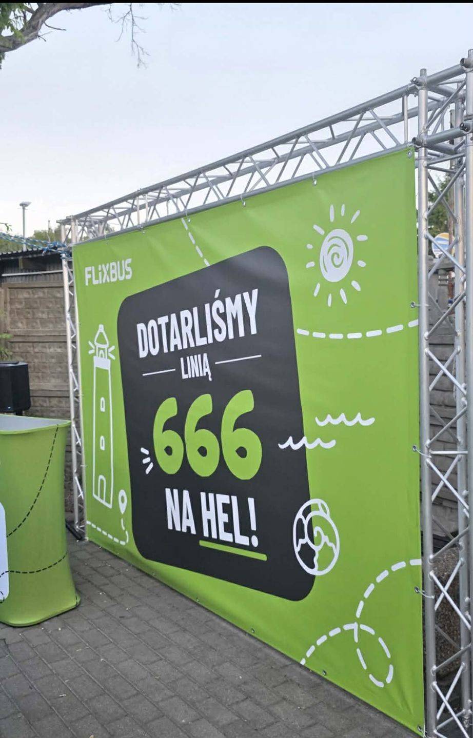 Pasażerowie linii 666 zostali specjalnie przywitani na Helu.